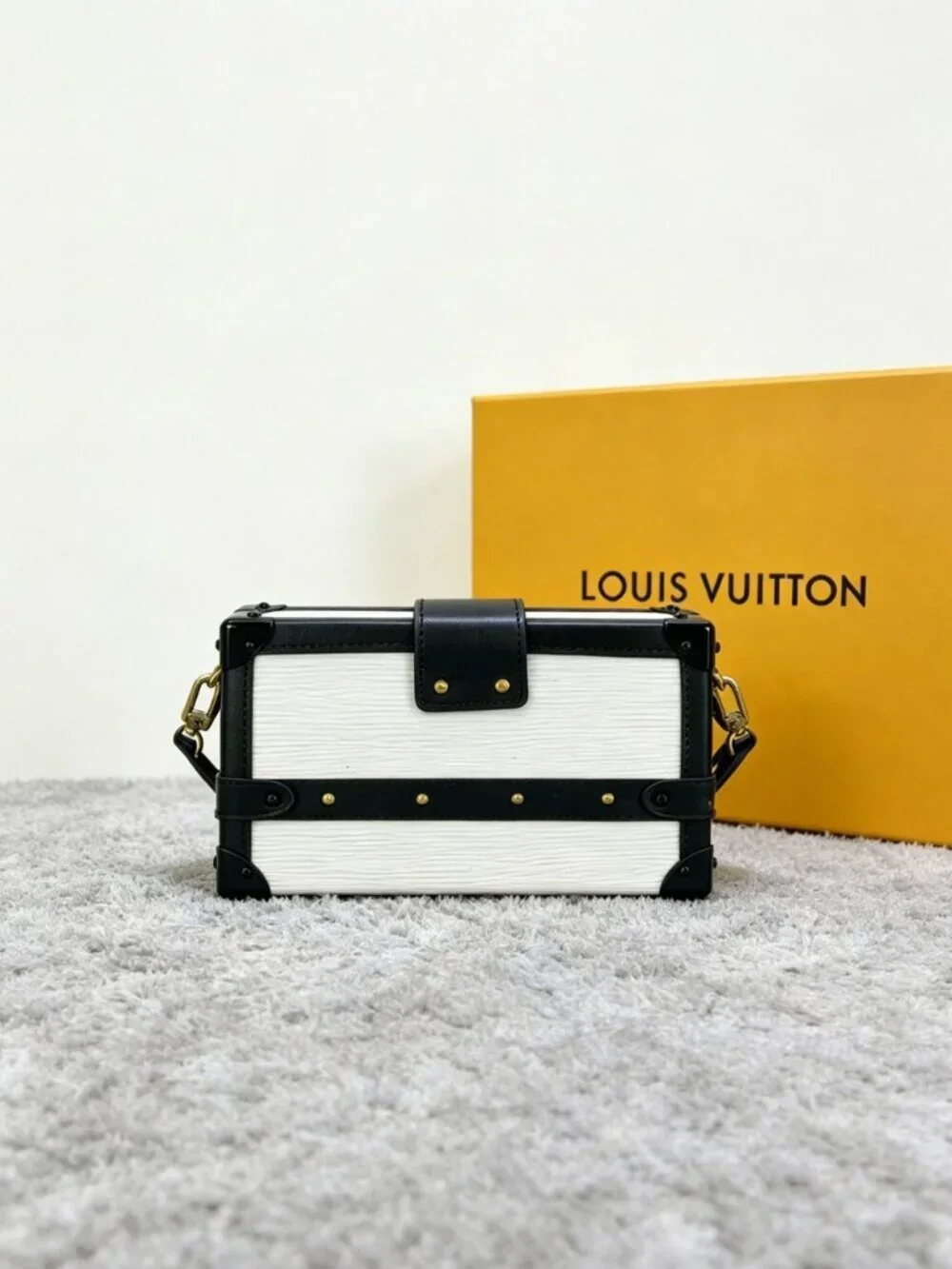 LOUIS VUITTON. 20 12